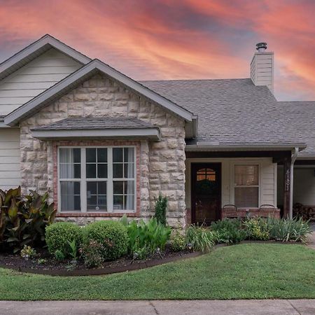 Spacious Cottage Getaway - Royal Beds, Fireplace Fayetteville Esterno foto