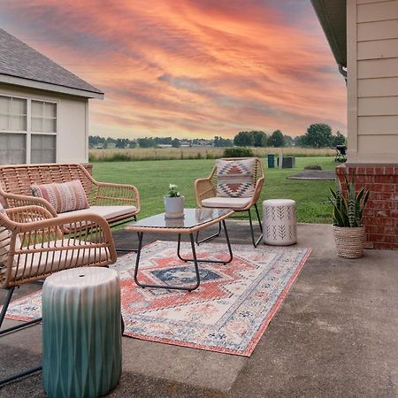 Spacious Cottage Getaway - Royal Beds, Fireplace Fayetteville Esterno foto