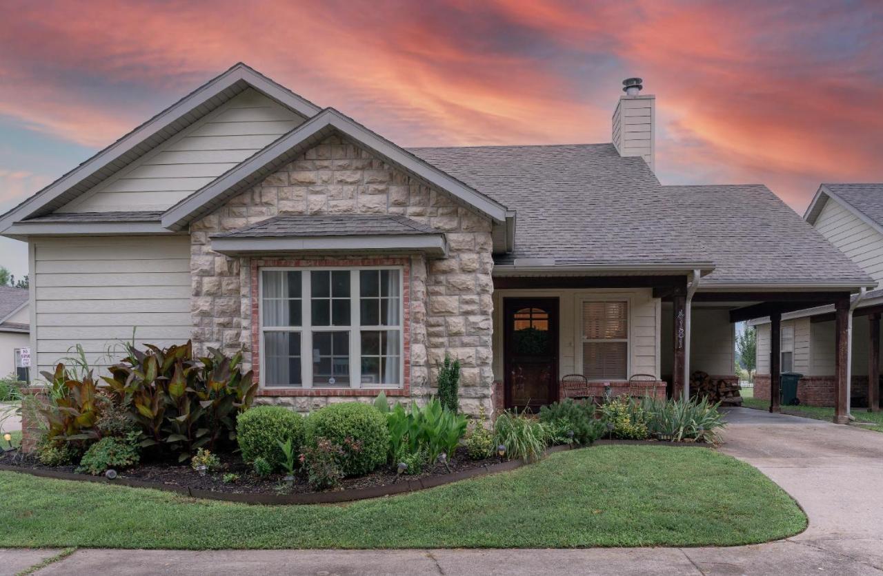 Spacious Cottage Getaway - Royal Beds, Fireplace Fayetteville Esterno foto
