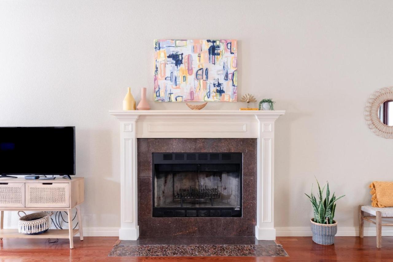 Spacious Cottage Getaway - Royal Beds, Fireplace Fayetteville Esterno foto