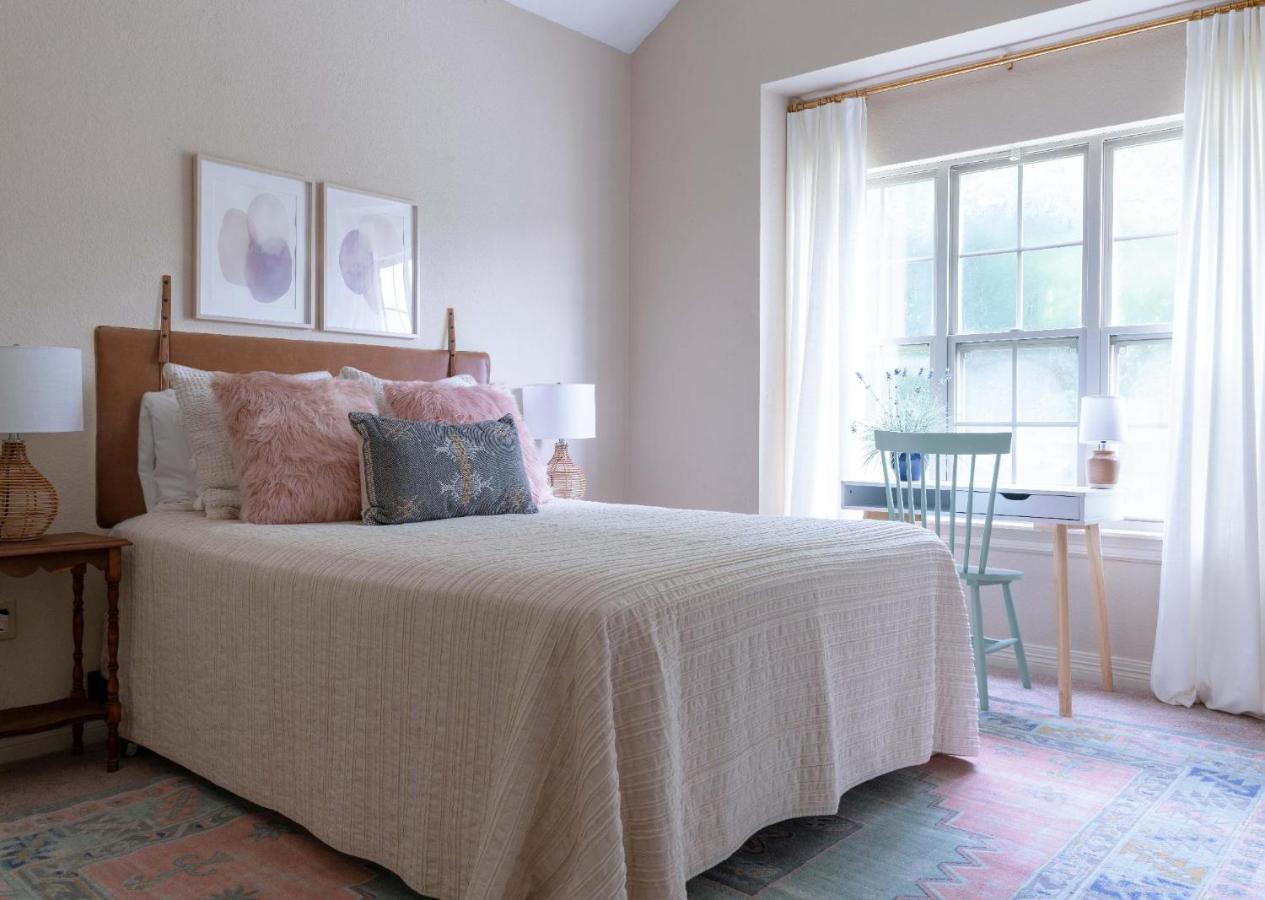 Spacious Cottage Getaway - Royal Beds, Fireplace Fayetteville Esterno foto