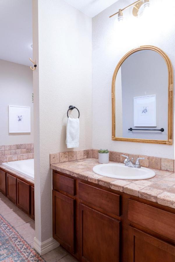Spacious Cottage Getaway - Royal Beds, Fireplace Fayetteville Esterno foto