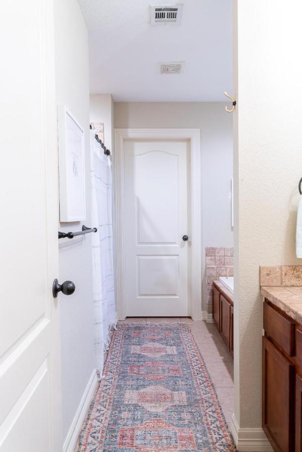 Spacious Cottage Getaway - Royal Beds, Fireplace Fayetteville Esterno foto