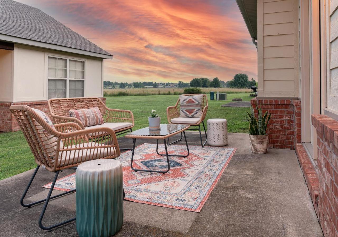 Spacious Cottage Getaway - Royal Beds, Fireplace Fayetteville Esterno foto