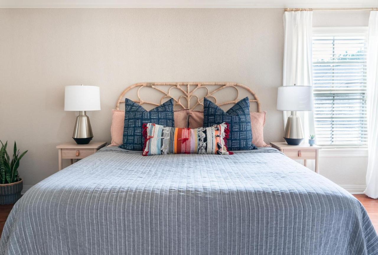 Spacious Cottage Getaway - Royal Beds, Fireplace Fayetteville Esterno foto